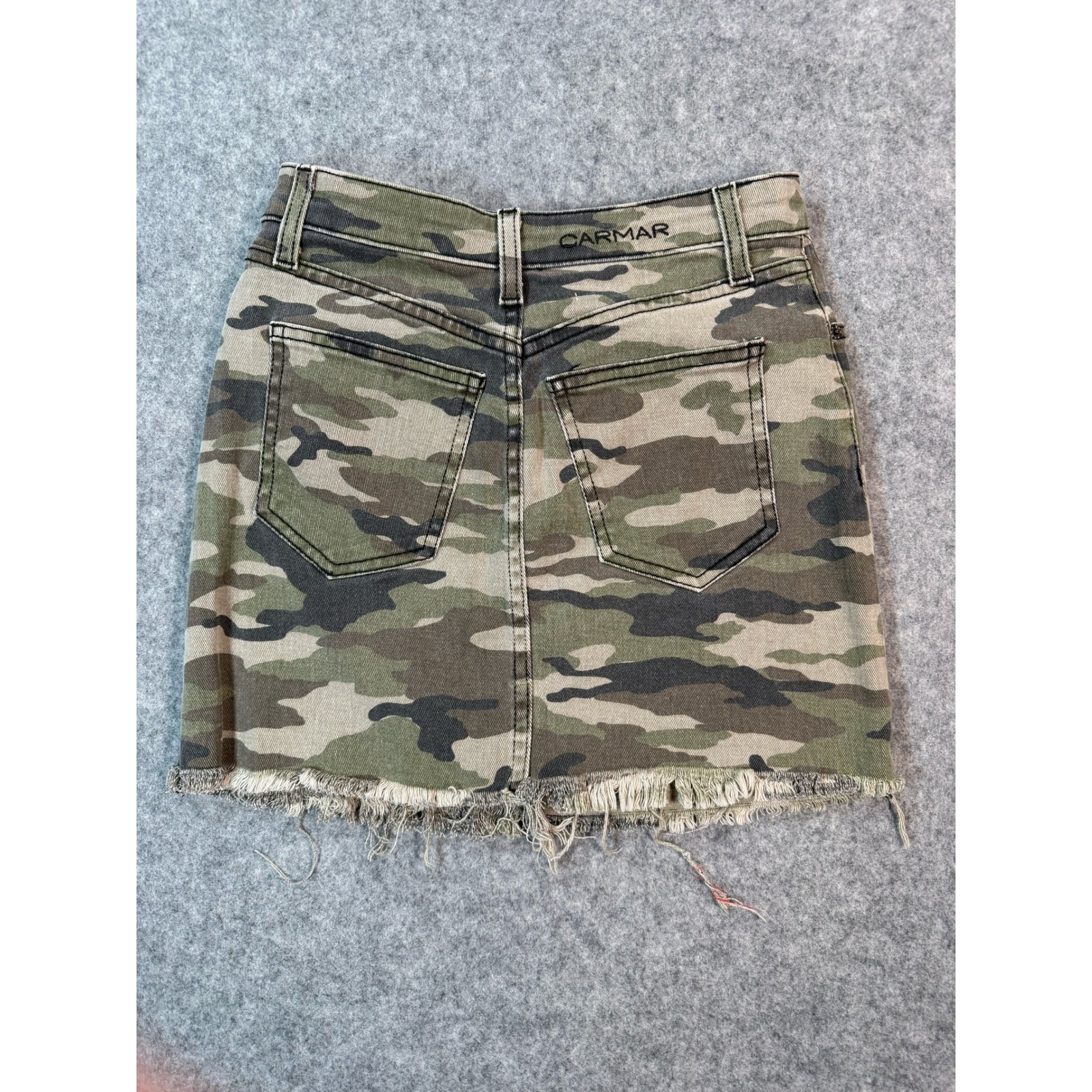 Carmar Camo Denim Mini Skirt Green Camouflage Frayed Hem Size 24 Distressed — image 6 of 6